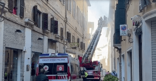 Pesaro, fumo a Palazzo Perticari: bibliotecaria salvata dai Vigili del fuoco